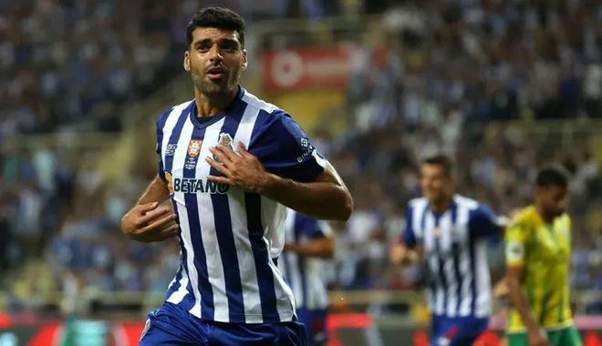 巴西前锋梅开二度神勇斩获胜利